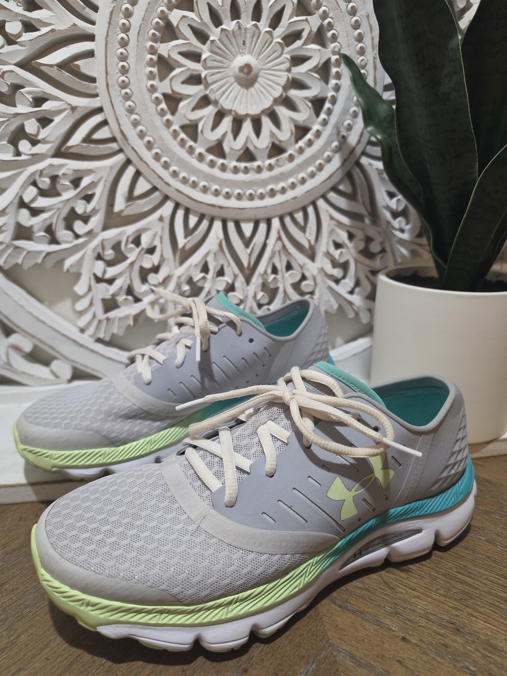Under Armour Gray & Teal Running Shoes Womens 9
